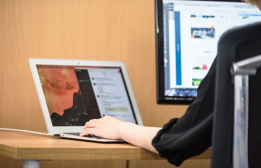 社員には全員Macが支給されます。