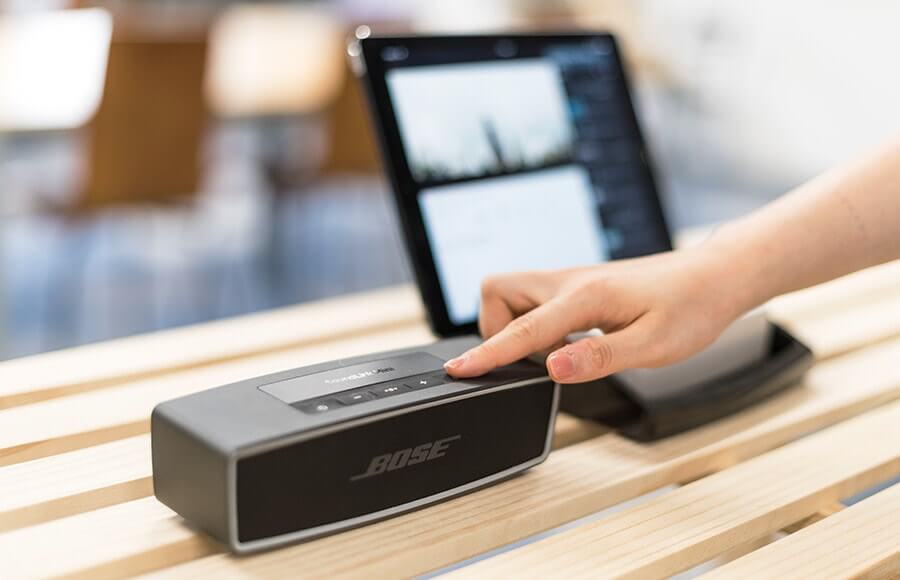 作業中のBGMはスタッフが自由に選曲して音楽を流しています。