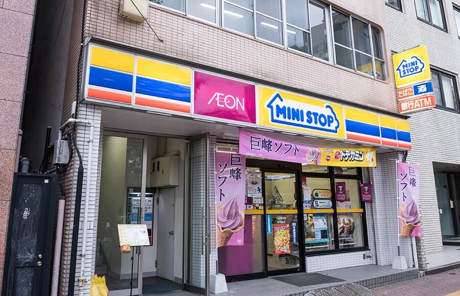 事務所の真下にはコンビニがあるのでお買い物も楽々